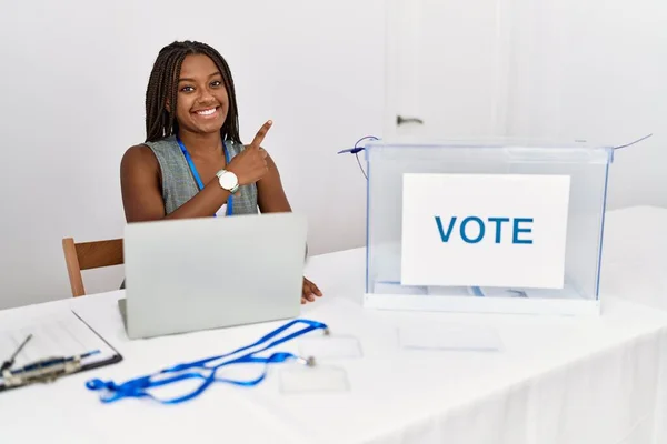 Joven Mujer Afroamericana Trabajando Elecciones Políticas Sentada Por Papeleta Alegre — Foto de Stock