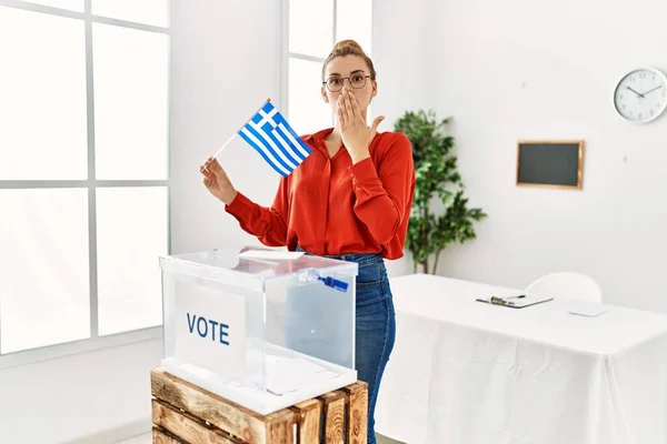 Mujer Morena Joven Poniendo Sobre Urnas Con Bandera Griega Cubriendo —  Fotos de Stock