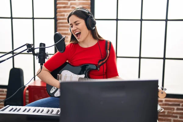 Młoda Artystka Śpiewa Piosenkę Gitarze Elektrycznej Studio Muzycznym — Zdjęcie stockowe