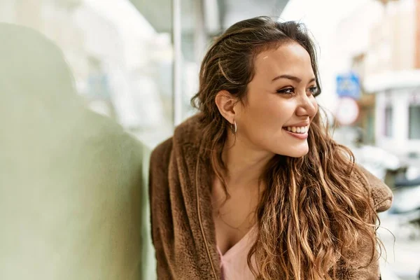 Giovane Ragazza Ispanica Sorridente Felice Piedi Alla Città — Foto Stock