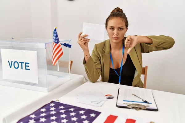 Schöne Hispanische Frau Hält Stimmzettel Mit Wütendem Gesicht Der Wahlurne — Stockfoto