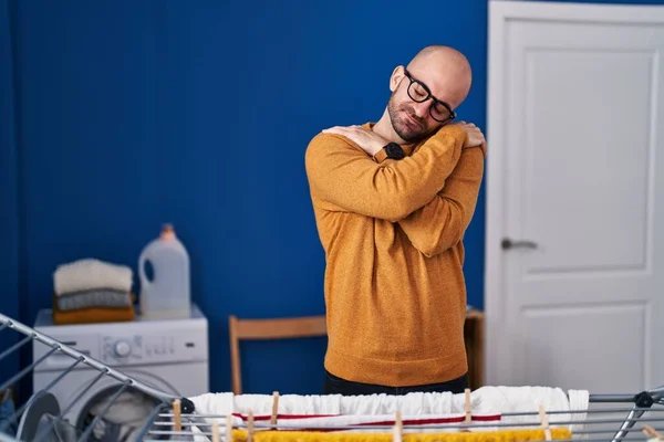 Young Bald Man Beard Hanging Clothes Clothesline Hugging Oneself Happy — Foto de Stock