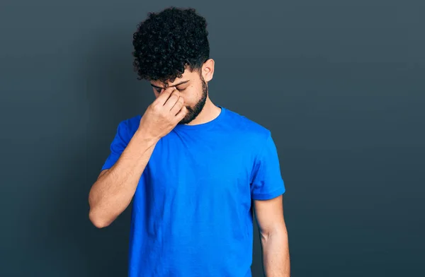 Mladý Arabský Muž Plnovousem Sobě Nenucené Modré Tričko Unavený Mnul — Stock fotografie