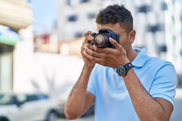 Africano Americano Homem Usando Câmera Profissional Rua — Fotografia de Stock