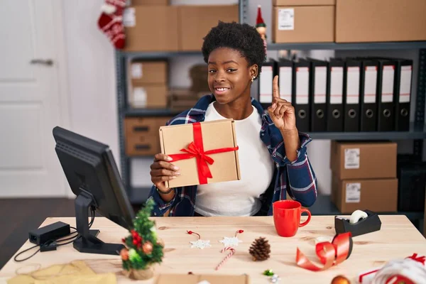 Afroamerikanerin Die Weihnachten Bei Einer Schaufensterpuppe Einem Kleinen Geschäft Steht — Stockfoto