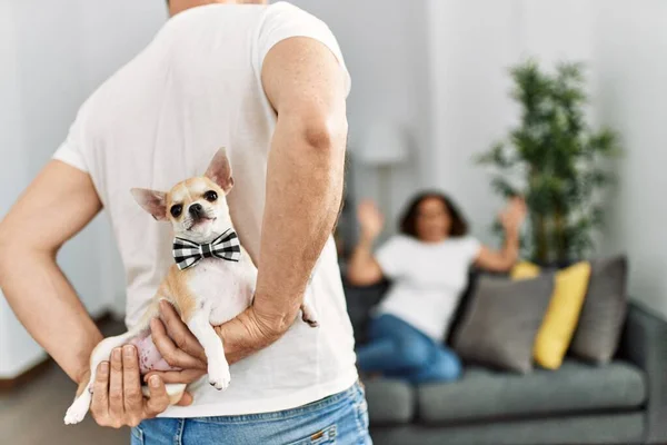 Uomo Sorprendente Sua Moglie Con Cane Adorabile Casa — Foto Stock