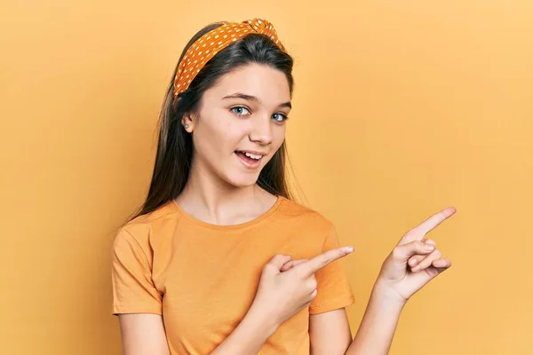 Νεαρή Καστανή Κοπέλα Που Φοράει Πορτοκαλί Μπλουζάκι Χαμογελώντας Και Κοιτάζοντας — Φωτογραφία Αρχείου