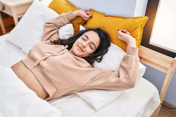 Mujer Hispana Joven Estirando Los Brazos Acostada Cama Dormitorio — Foto de Stock