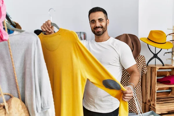 Joven Cliente Hispano Eligiendo Ropa Comprando Tienda Ropa — Foto de Stock