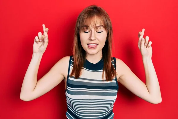 Mujer Joven Pelirroja Con Camiseta Casual Haciendo Gestos Con Dedo — Foto de Stock