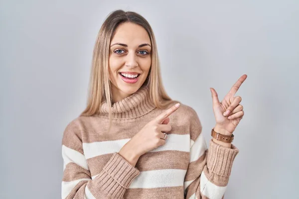 Young Blonde Woman Wearing Turtleneck Sweater Isolated Background Smiling Looking — Stock Photo, Image