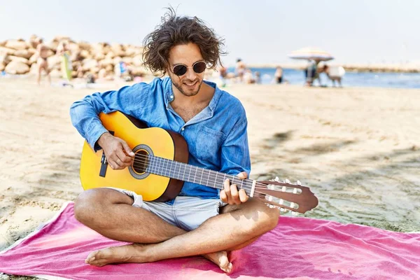 Ung Latinamerikansk Man Spelar Klassisk Gitarr Sittandes Sand Stranden — Stockfoto
