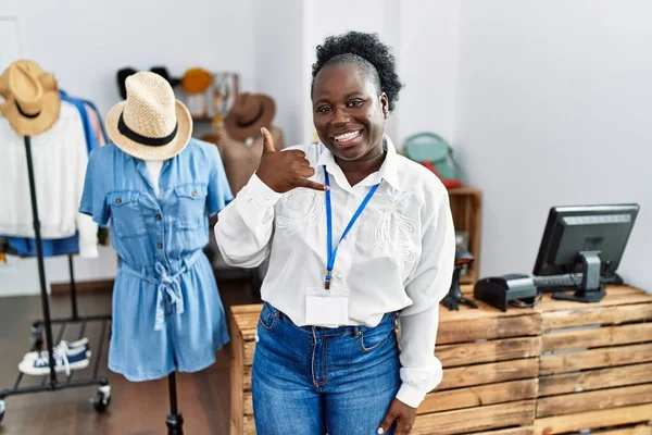 Jonge Afrikaanse Vrouw Werkzaam Als Manager Bij Retail Boetiek Glimlachen — Stockfoto
