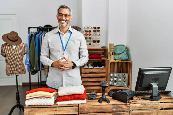 Hispanischer Mann Mittleren Alters Der Als Manager Einer Einzelhandelsboutique Arbeitet — Stockfoto