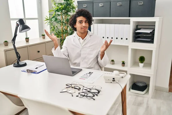 Hispanischer Mann Mit Lockigem Haar Der Optikerbüro Arbeitet Schreit Und — Stockfoto