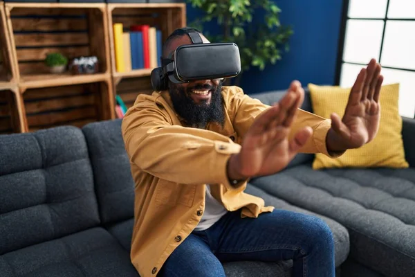 Jovem Afro Americano Jogando Videogame Usando Óculos Realidade Virtual Casa — Fotografia de Stock