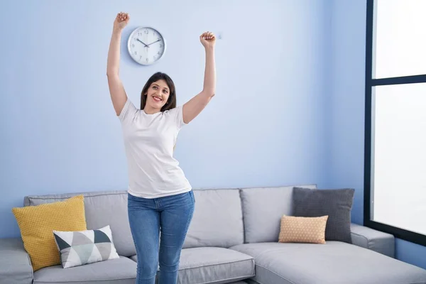 Jonge Latino Vrouw Glimlachen Zelfverzekerd Dansen Thuis — Stockfoto