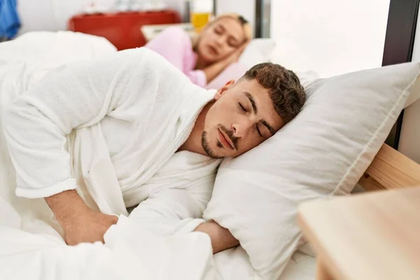 Jong Kaukasisch Paar Slapen Liggend Het Bed Thuis — Stockfoto