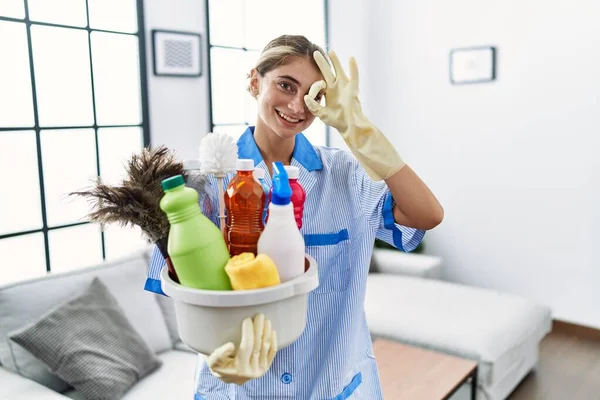 Temiz Üniforma Giyen Genç Sarışın Kadın Elinde Temizlik Malzemeleri Tutarken — Stok fotoğraf