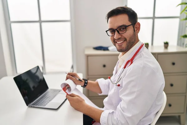 Young Hispanic Man Wearing Doctor Uniform Working Clinic — Stock Photo, Image