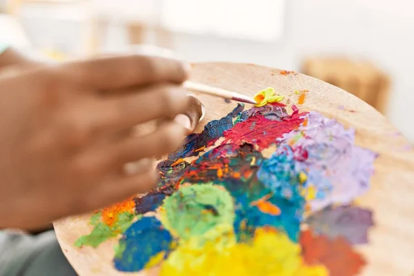 Hand Van Afro Amerikaanse Kunstenaar Man Mengen Kleur Palet Kunststudio — Stockfoto