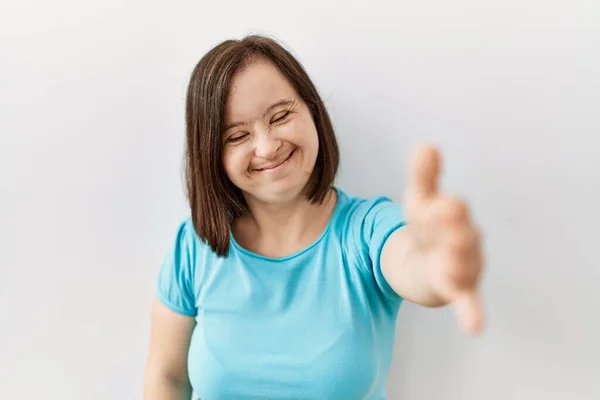Mujer Síndrome Joven Pie Sobre Fondo Aislado Sonriendo Amistoso Ofreciendo — Foto de Stock