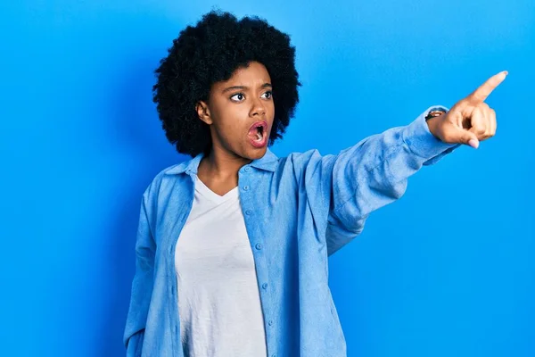 Jovem Afro Americana Vestindo Roupas Casuais Apontando Com Dedo Surpreso — Fotografia de Stock