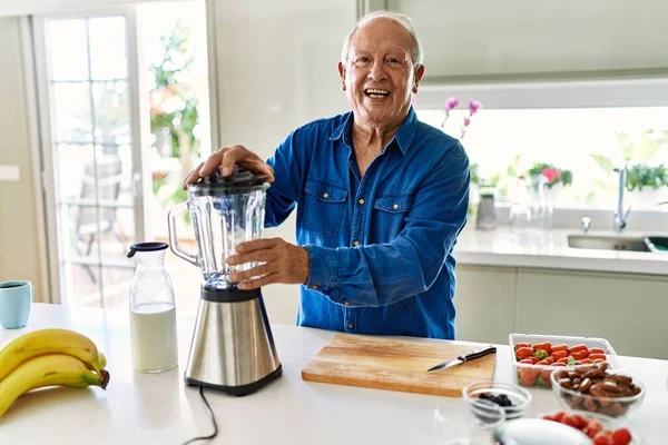Hombre Mayor Sonriendo Confiado Usando Licuadora Cocina —  Fotos de Stock