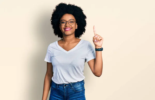 Молода Афроамериканська Жінка Білій Сорочці Показує Вказує Пальцем Номер Один — стокове фото