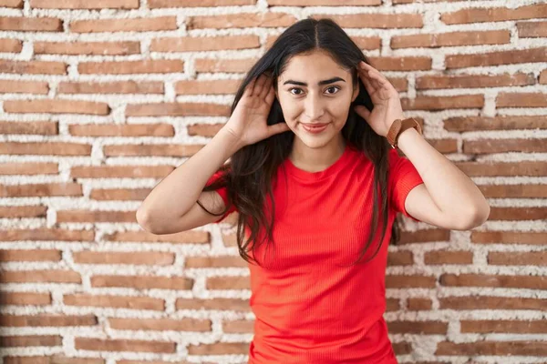 Tuğla Duvarın Yanında Dikilen Genç Kız Iki Eliyle Kulak Hareketi — Stok fotoğraf