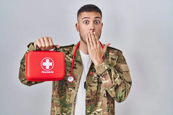 Young Hispanic Doctor Wearing Camouflage Army Uniform Holding First Aid — Stock Photo, Image