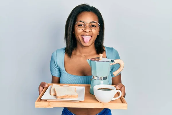 Jovem Menina Afro Americana Segurando Bandeja Com Comida Pequeno Almoço — Fotografia de Stock