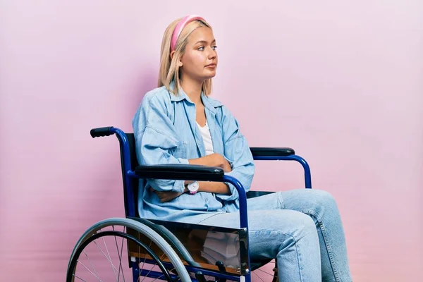 Beautiful Blonde Woman Sitting Wheelchair Looking Side Arms Crossed Convinced — Stok fotoğraf