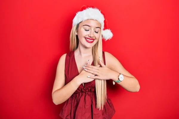 Νεαρό Ξανθό Κορίτσι Που Φοράει Χριστουγεννιάτικο Καπέλο Χαμογελώντας Χέρια Στο — Φωτογραφία Αρχείου