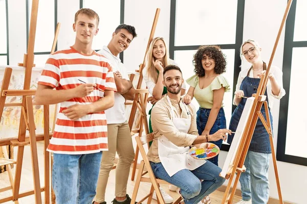 Grupo Pessoas Sorrindo Feliz Olhando Desenhar Parceiro Estúdio Arte — Fotografia de Stock