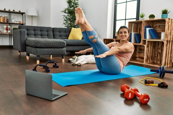 Jovem Mulher Sorrindo Confiante Ter Abdominais Line Aula Exercício Casa — Fotografia de Stock