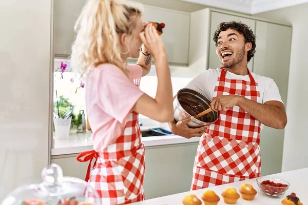 Mladý Pár Usměvavý Šťastný Vaření Sladkosti Držení Dýně Očích Kuchyni — Stock fotografie