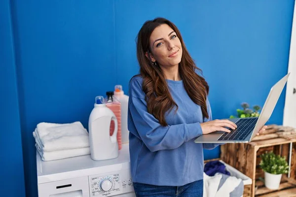 Young Hispanic Woman Using Laptop Waiting Washing Machine Laundry Room — Stockfoto