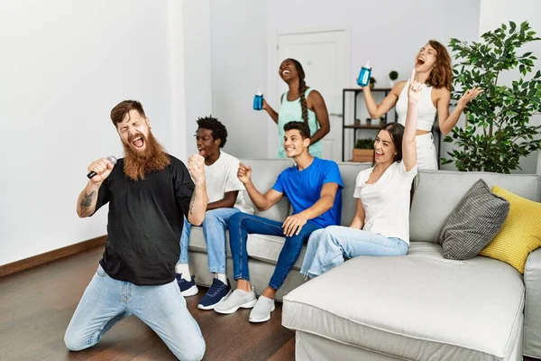 Grupo Jóvenes Amigos Haciendo Fiesta Cantando Canción Usando Micrófono Casa —  Fotos de Stock