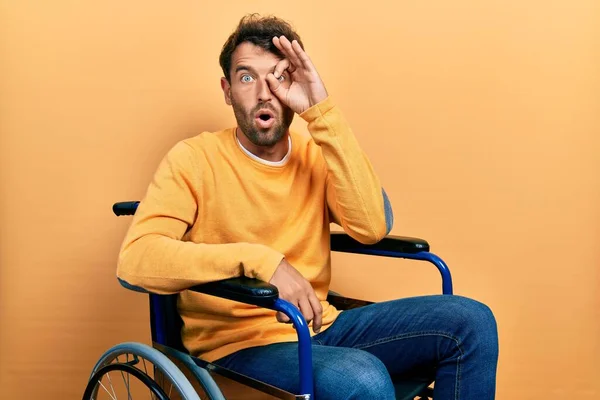 Homem Bonito Com Barba Sentado Cadeira Rodas Fazendo Gesto Chocado — Fotografia de Stock