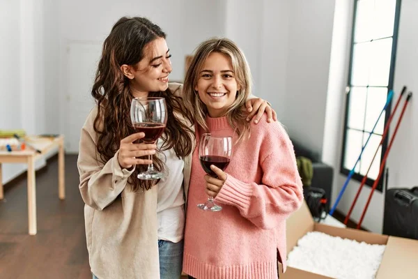 Jovem Casal Sorrindo Brinde Feliz Com Vinho Tinto Nova Casa — Fotografia de Stock