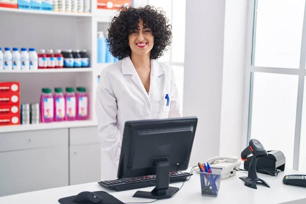 Joven Farmacéutica Oriente Medio Sonriendo Confiada Trabajando Farmacia — Foto de Stock