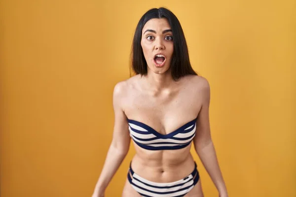 Joven Morena Con Bikini Sobre Fondo Amarillo Asustada Sorprendida Con — Foto de Stock