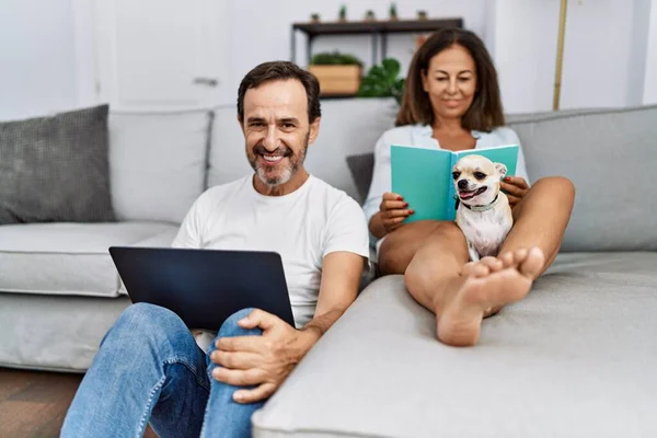 Medelålders Man Och Kvinna Par Använder Laptop Och Läsa Bok — Stockfoto