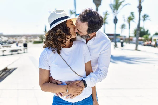 Middle Age Hispanic Couple Kissing Hugging Promenade — Fotografia de Stock