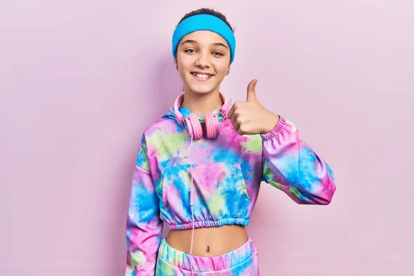 Chica Morena Joven Con Ropa Gimnasio Auriculares Sonriendo Feliz Positivo —  Fotos de Stock