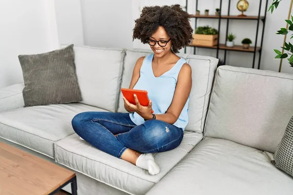 Joven Mujer Afroamericana Sonriendo Confiada Usando Touchpad Casa —  Fotos de Stock