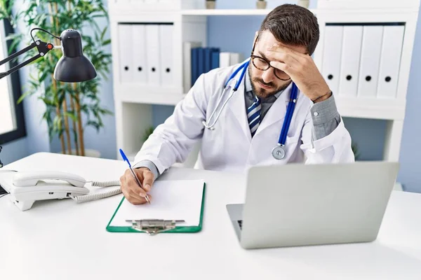 Young Hispanic Man Wearing Doctor Uniform Stressed Working Clinic — 스톡 사진