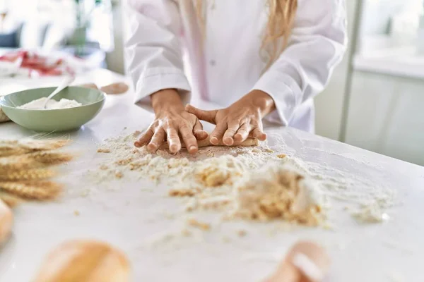 Jovem Mulher Vestindo Cozinhar Uniforme Amassar Massa Cozinha — Fotografia de Stock