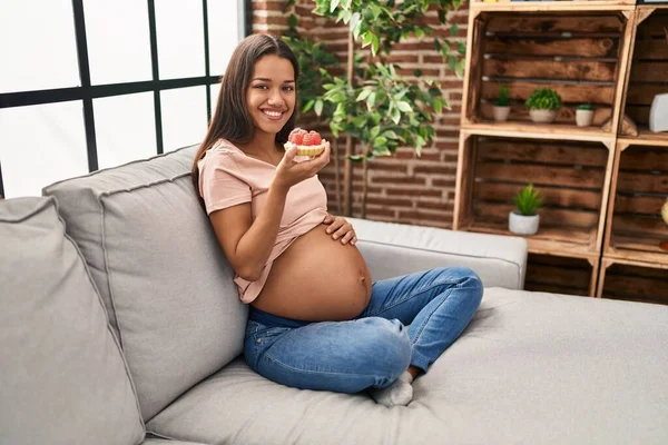 Mladý Latina Žena Těhotná Jíst Dort Sedí Pohovce Doma — Stock fotografie